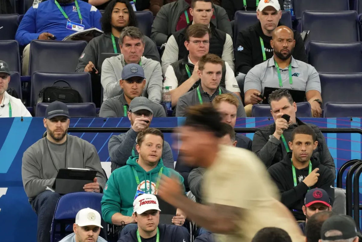 3 de marzo de 2024; Indianápolis, IN, EE. UU.; Cazatalentos de la NFL durante el NFL Combine 2024 en el Lucas Oil Stadium. Crédito obligatorio: Kirby Lee-Imagn Images