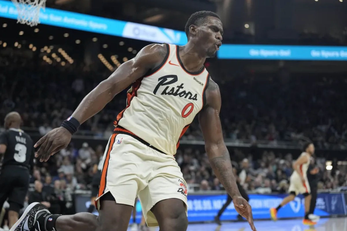 21 de febrero de 2025; Austin, Texas, EE. UU.; El pívot de los Detroit Pistons, Jalen Duren (0), reacciona después de hacer un mate durante la segunda mitad contra los San Antonio Spurs en el Moody Center. Crédito obligatorio: Scott Wachter-Imagn Images