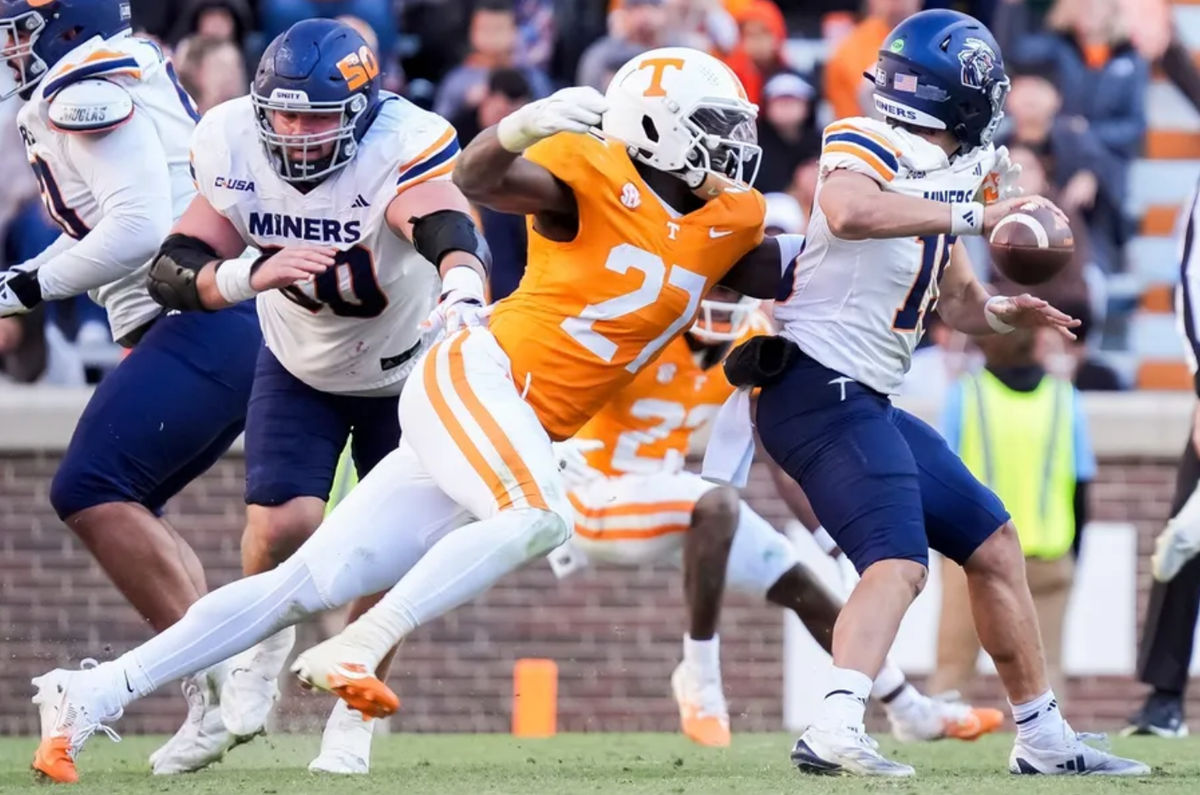 El liniero defensivo de Tennessee, James Pearce Jr. (27), captura al mariscal de campo de UTEP, JP Pickles (19), durante un partido de fútbol americano universitario entre Tennessee y UTEP en el Neyland Stadium en Knoxville, Tennessee, el sábado 23 de noviembre de 2024. FOTO USA TODAY SPORTS IMAGES