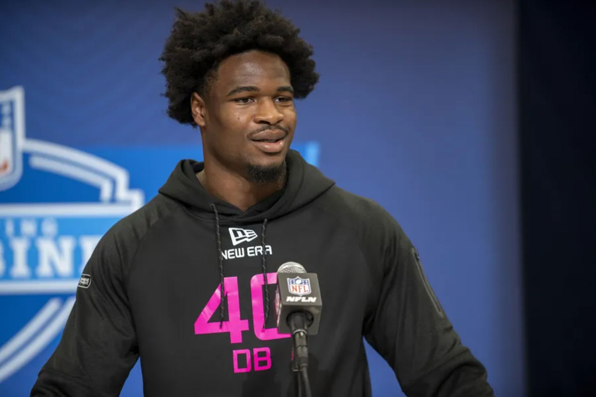 27 de febrero de 2025; Indianápolis, IN, EE. UU.; El back defensivo de Carolina del Sur, Nick Emmanwori (DB40), durante el Combine de la NFL de 2025 en el Lucas Oil Stadium. Crédito obligatorio: Tanner Pearson-Imagn Images