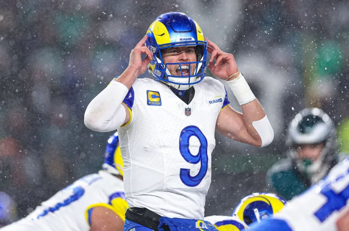 19 de enero de 2025; Filadelfia, Pensilvania, EE. UU.; El mariscal de campo de Los Angeles Rams, Matthew Stafford (9), ordena una jugada en el primer tiempo de juego contra los Philadelphia Eagles en un juego de la ronda divisional de la NFC 2025 en el Lincoln Financial Field. Crédito obligatorio: Bill Streicher-Imagn Images