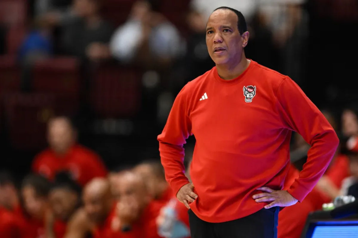 8 de fev de 2025; Stanford, Califórnia, EUA; O técnico principal do NC State Wolfpack, Kevin Keatts, olha para o Stanford Cardinal no segundo tempo no Maples Pavilion. Crédito obrigatório: Eakin Howard-Imagn Images