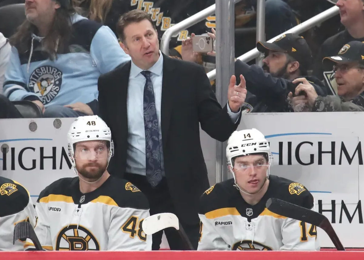1 de marzo de 2025; Pittsburgh, Pensilvania, EE. UU.; El entrenador interino de los Boston Bruins, Joe Sacco (atrás), reacciona en la banca contra los Pittsburgh Penguins durante el tercer periodo en el PPG Paints Arena. Crédito obligatorio: Charles LeClaire-Imagn Images