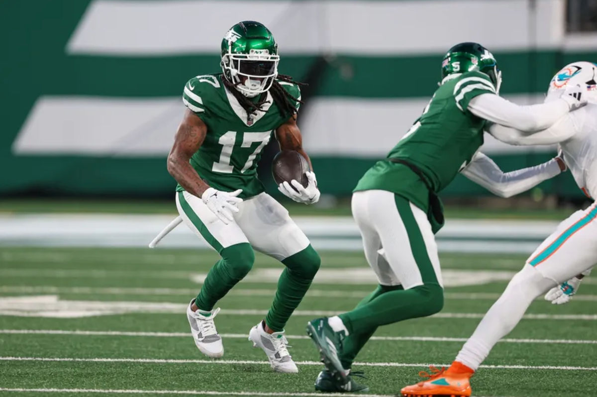 5 de enero de 2025; East Rutherford, Nueva Jersey, EE. UU.; El receptor abierto de los New York Jets, Davante Adams (17), gana yardas tras recepción durante el primer cuarto contra los Miami Dolphins en el MetLife Stadium. Crédito obligatorio: Vincent Carchietta-Imagn Images