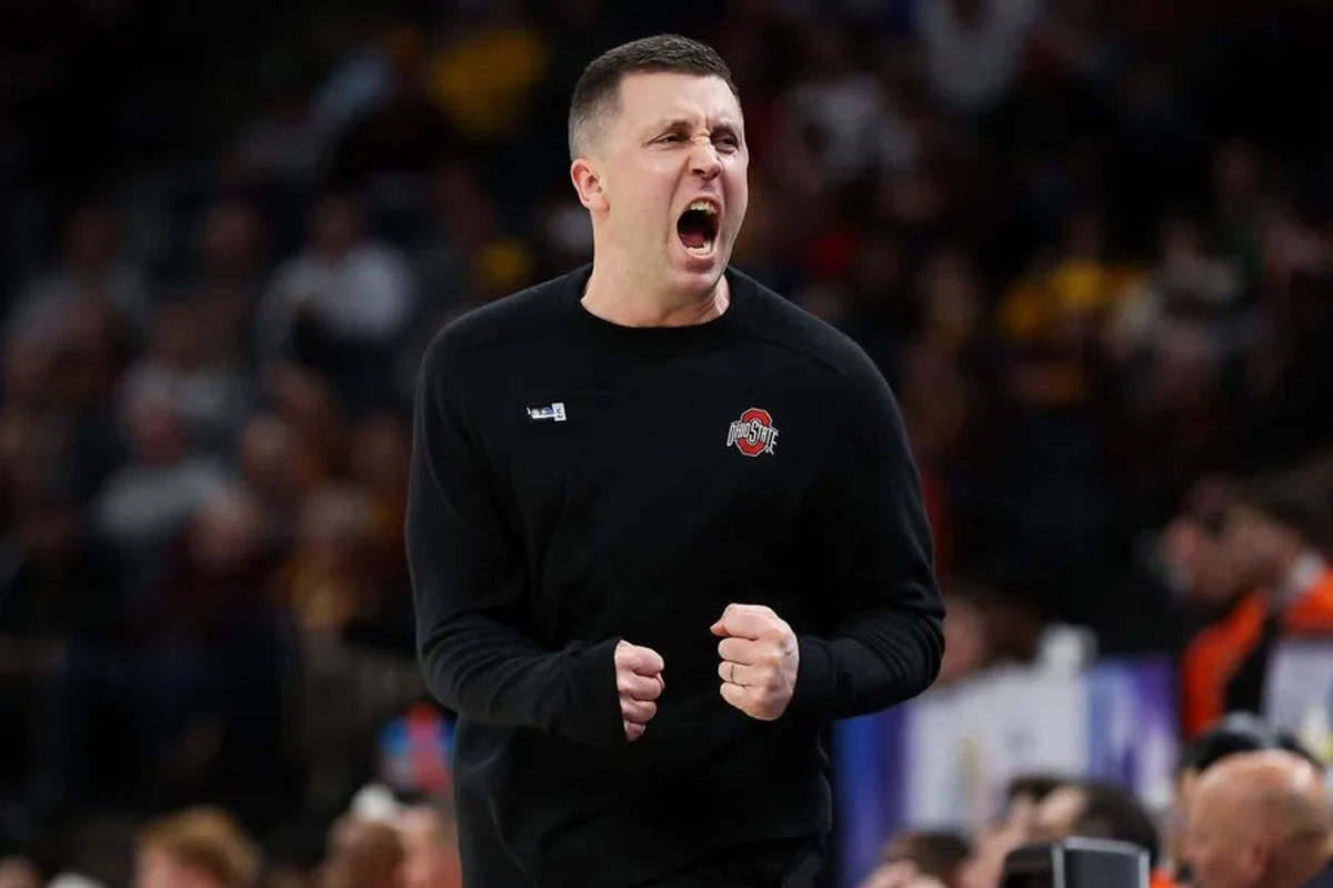 15 de março de 2024; Minneapolis, MN, EUA; O técnico principal do Ohio State Buckeyes, Jake Diebler, comemora durante o primeiro tempo contra o Illinois Fighting Illini no Target Center. créditos: Matt Krohn-USA TODAY Sports