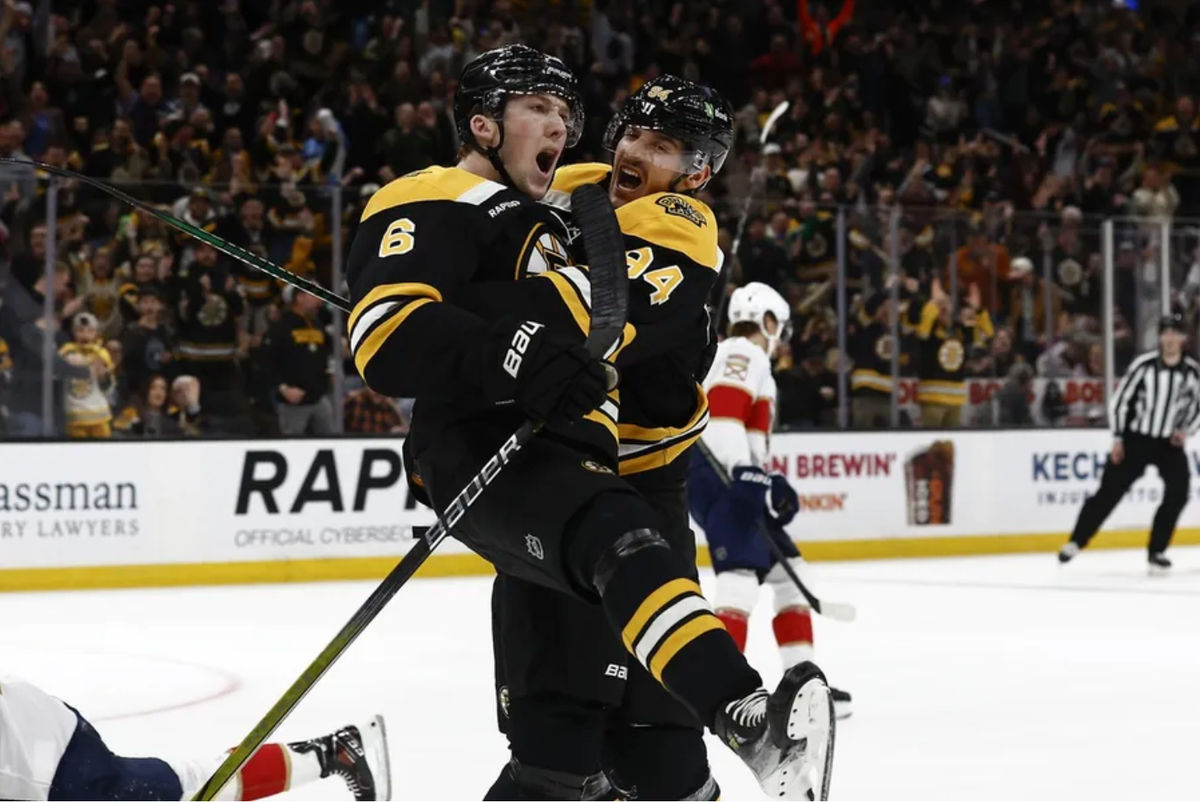 11 de marzo de 2025; Boston, Massachusetts, EE. UU.; El defensa de los Boston Bruins, Mason Lohrei (6), celebra su gol del empate contra los Florida Panthers con el centro Jakub Lauko (94) durante el tercer periodo en el TD Garden. Crédito obligatorio: Winslow Townson-Imagn Images