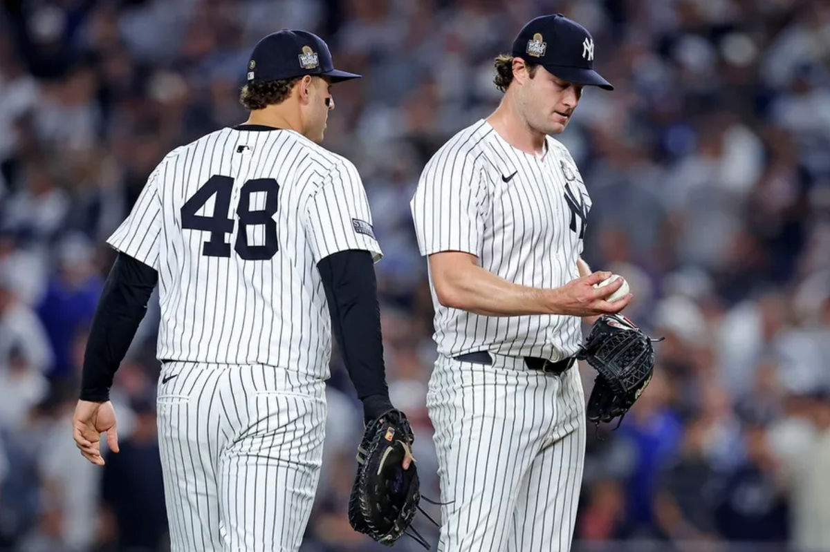 30 de octubre de 2024; Nueva York, EE. UU.; El primera base de los Yankees de Nueva York, Anthony Rizzo (48), conversa con el lanzador Gerrit Cole (45) durante la quinta entrada contra los Dodgers de Los Ángeles en el cuarto juego de la Serie Mundial de la MLB 2024 en el Yankee Stadium. Crédito obligatorio: Brad Penner-Imagn Images