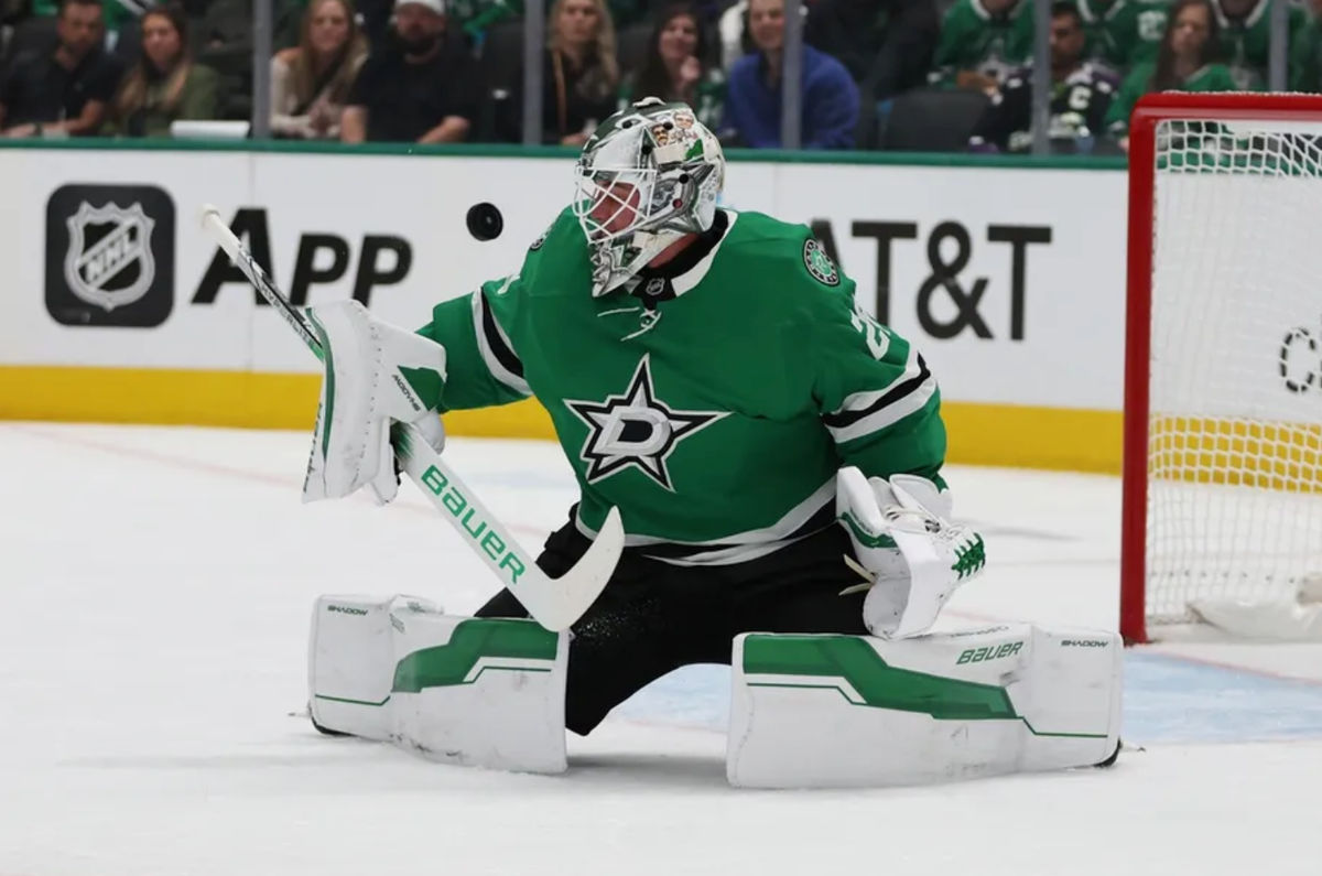 19 de octubre de 2024; Dallas, Texas, EE. UU.; El portero de los Dallas Stars, Jake Oettinger (29), bloquea un disparo contra los Edmonton Oilers en el primer periodo en el American Airlines Center. Crédito obligatorio: Tim Heitman-Imagn Images
