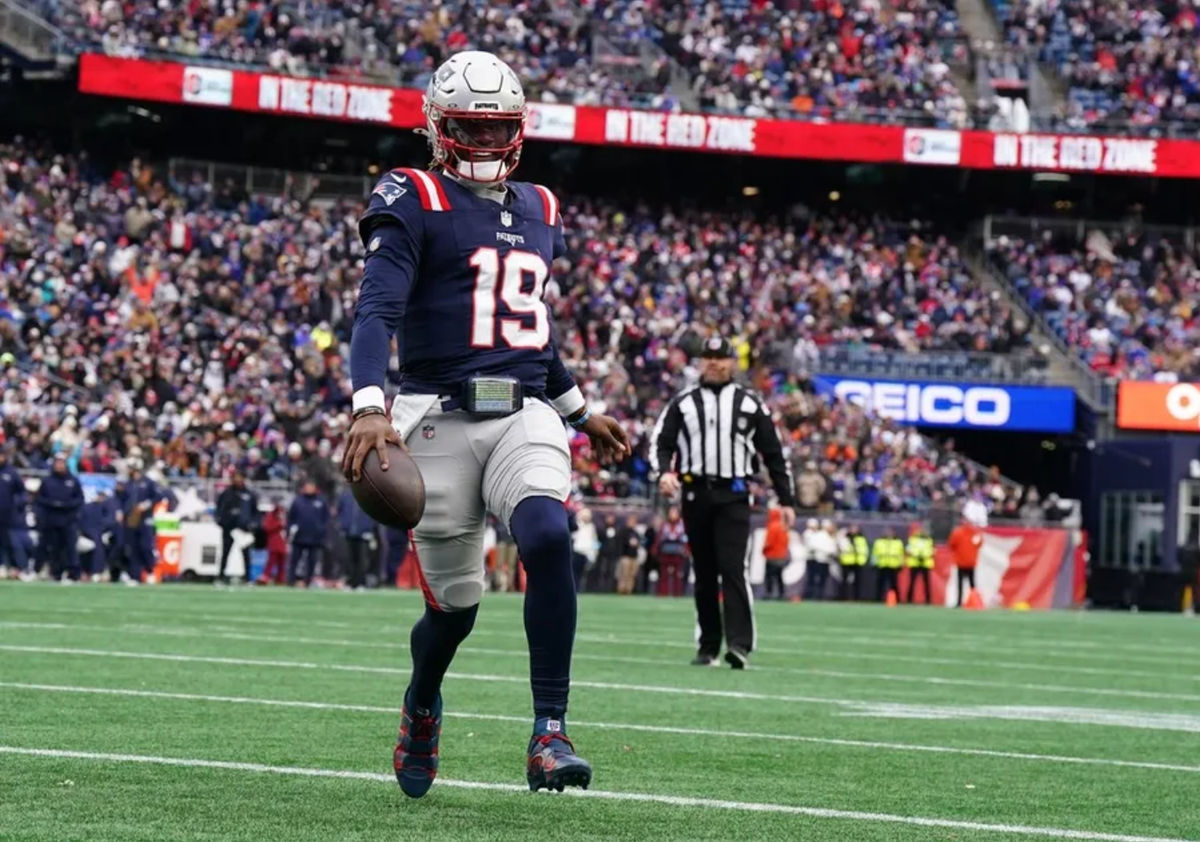 Jan 5, 2025; Foxborough, Massachusetts, USA; New England Patriots quarterback Joe Milton III (19) runs the ball for a touchdown against the Buffalo Bills in the first quarter at Gillette Stadium. Mandatory Credit: David Butler II-Imagn Images