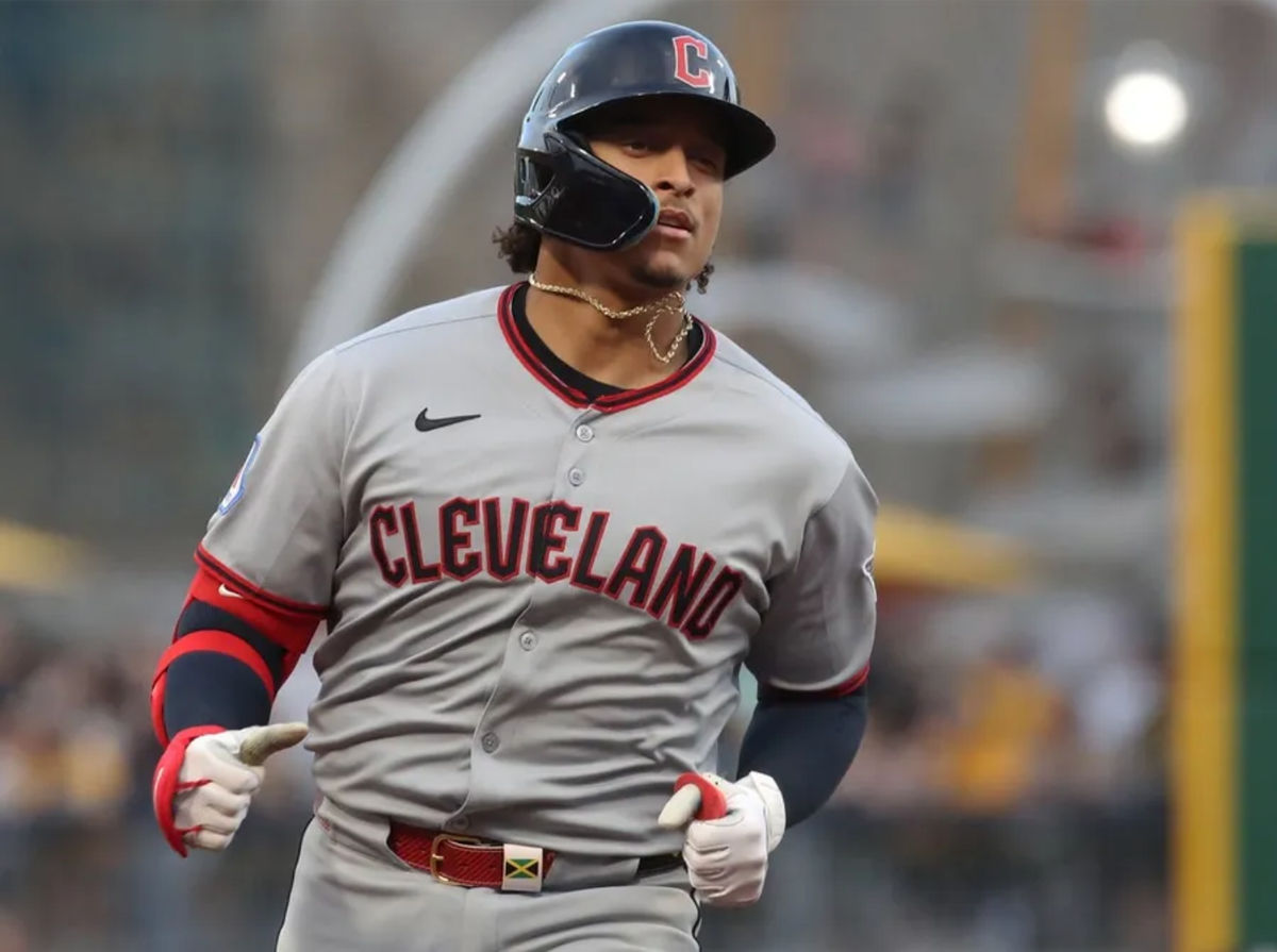 18 de abril de 2025; Pittsburgh, Pensilvania, EE. UU.; El receptor de los Cleveland Guardians, Bo Naylor (23), recorre las bases con un jonrón solitario contra los Pittsburgh Pirates durante la tercera entrada en el PNC Park. Crédito obligatorio: Charles LeClaire-Imagn Images