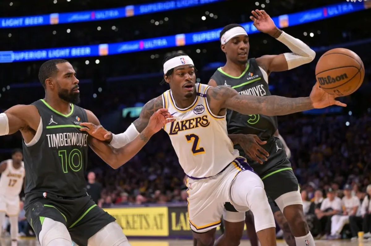 19 de abril de 2025; Los Ángeles, California, EE. UU.; El base de los Minnesota Timberwolves, Mike Conley (10), el alero Jaden McDaniels (3) y el alero de Los Angeles Lakers, Jarred Vanderbilt (2), intentan atrapar un balón suelto en la primera mitad en el Crypto.com Arena. Crédito obligatorio: Jayne Kamin-Oncea-Imagn Images.
