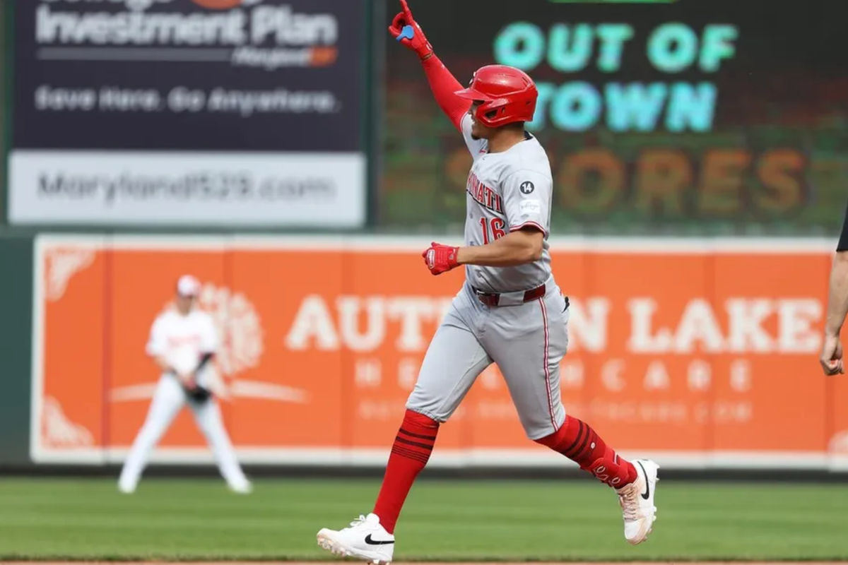 20 de abril de 2025; Baltimore, Maryland, EE. UU.; El infielder de los Cincinnati Reds, Noelvi Marte (16), celebra tras conectar un grand slam en la octava entrada contra los Baltimore Orioles en el Oriole Park de Camden Yards. Crédito obligatorio: Daniel Kucin Jr.-Imagn Images