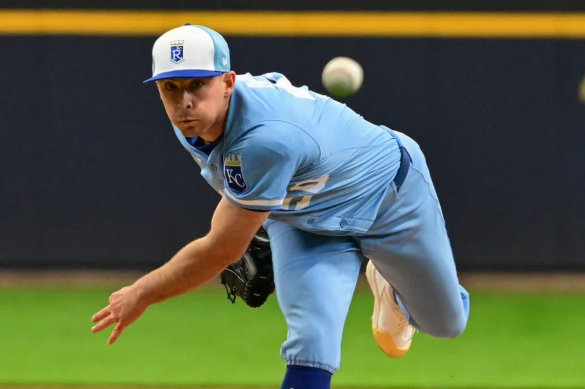 31 de marzo de 2025; Milwaukee, Wisconsin, EE. UU.; El lanzador abridor de los Kansas City Royals, Kris Bubic (50), lanza en la primera entrada contra los Milwaukee Brewers en el American Family Field. Crédito obligatorio: Benny Sieu-Imagn Images