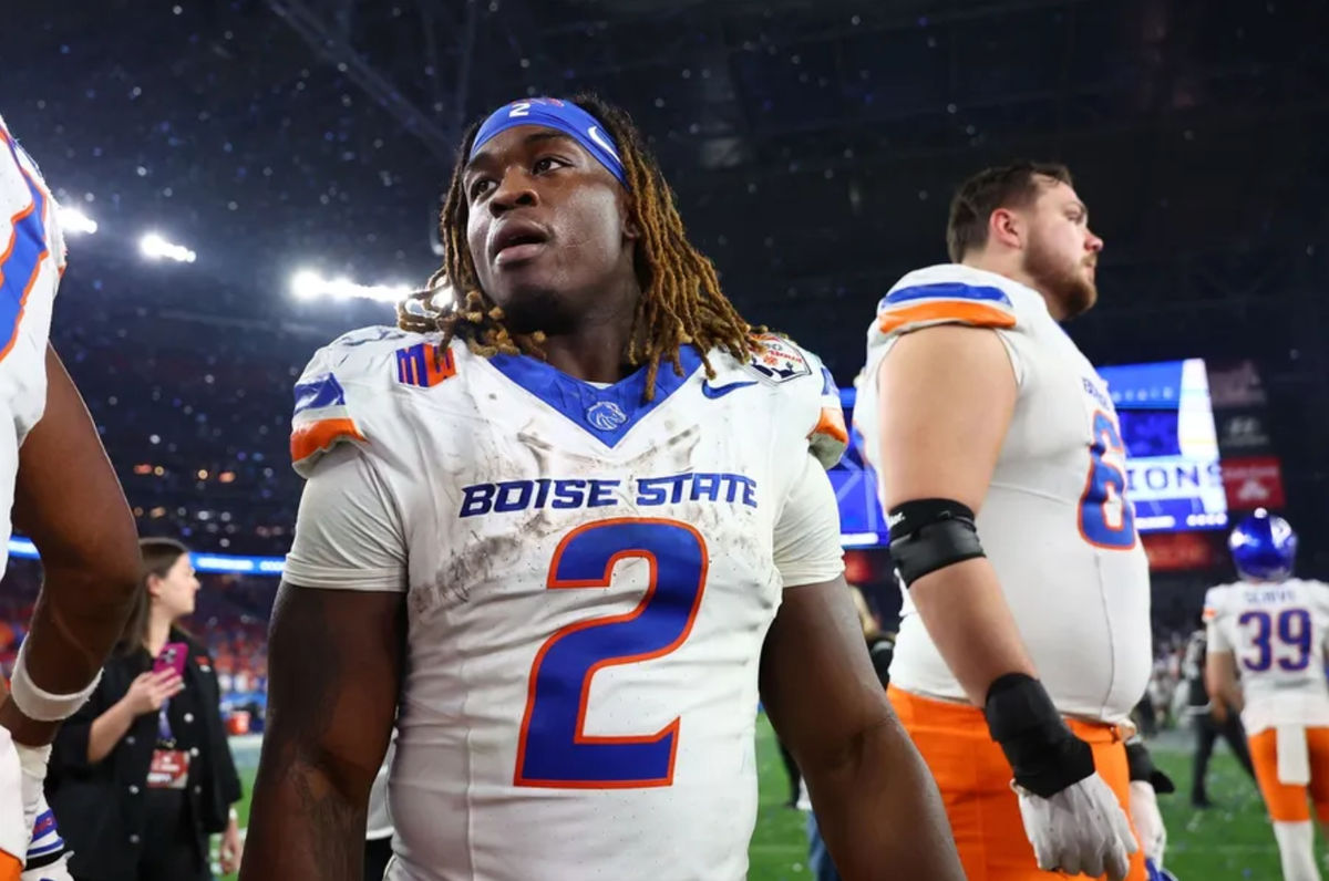 31 de dezembro de 2024; Glendale, AZ, EUA; O running back do Boise State Broncos, Ashton Jeanty (2), reage após o jogo contra o Penn State Nittany Lions no Fiesta Bowl no State Farm Stadium. Crédito obrigatório: Mark J. Rebilas-Imagn Images