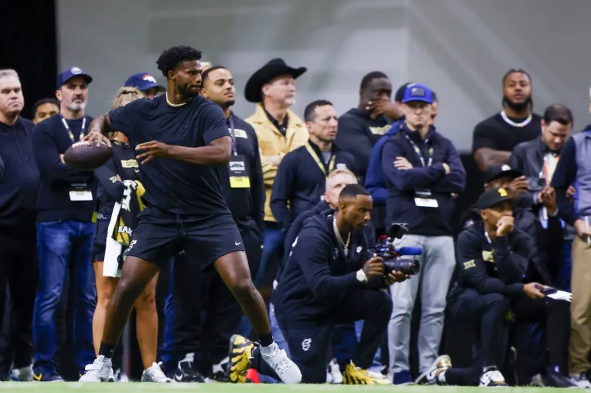 4 de abril de 2025; Boulder, Colorado, EE. UU.; El mariscal de campo de los Colorado Buffaloes, Shedeur Sanders (2), pasa el balón en el NFL Showcase de la Universidad de Colorado, en las instalaciones de entrenamiento cubiertas de la CU. Crédito obligatorio: Michael Ciaglo-Imagn Images
