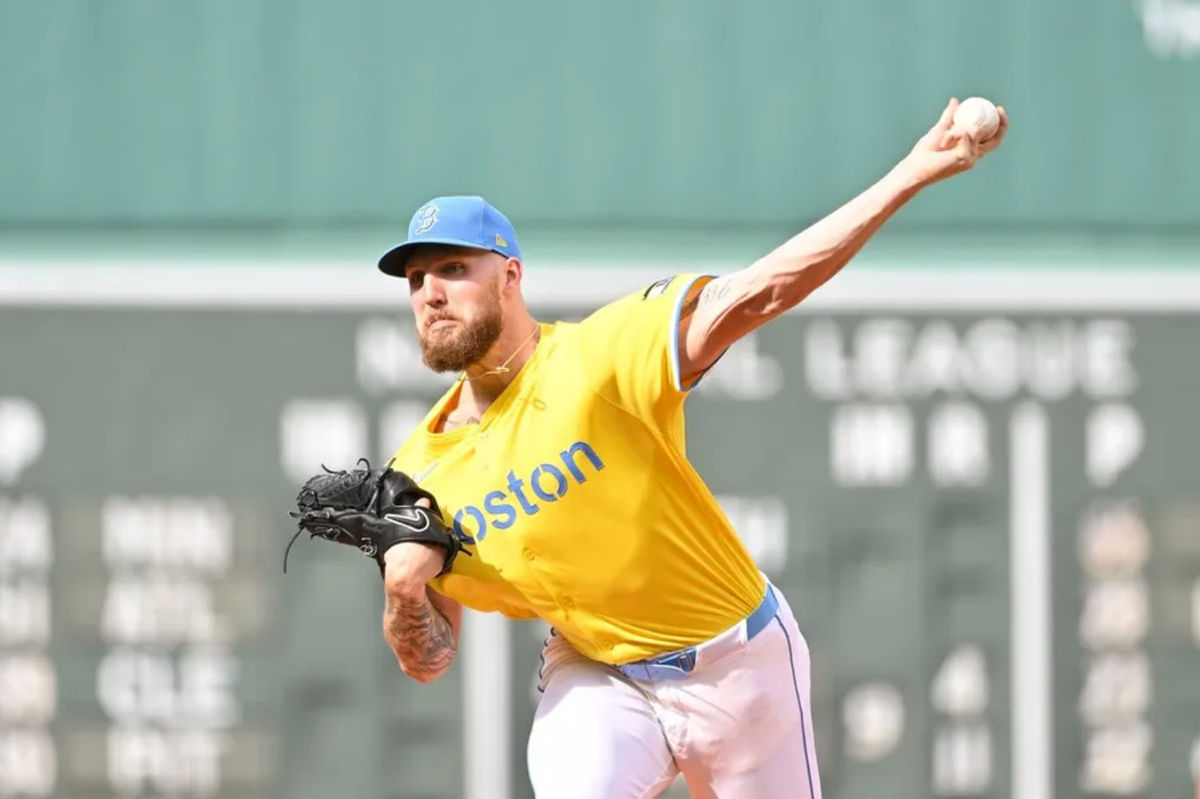 19 de abril de 2025; Boston, Massachusetts, EE. UU.; El lanzador abridor de los Medias Rojas de Boston, Garrett Crochet (35), lanza contra los Medias Blancas de Chicago durante la primera entrada en Fenway Park. Crédito obligatorio: Eric Canha-Imagn Images