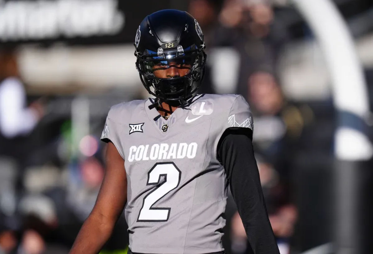 16 de noviembre de 2024; Boulder, Colorado, EE. UU.; El mariscal de campo de los Colorado Buffaloes, Shedeur Sanders (2), observa antes del partido contra los Utah Utes en el Folsom Field. Crédito obligatorio: Ron Chenoy-Imagn Images