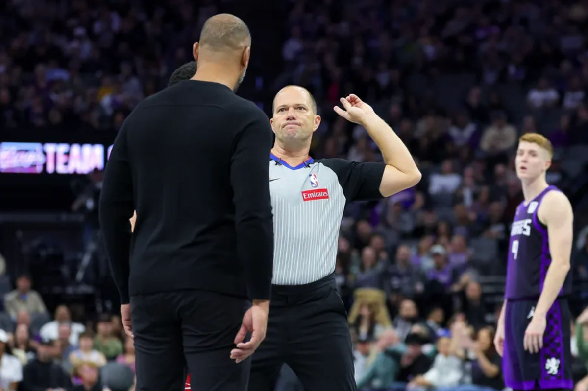3 de diciembre de 2024; Sacramento, California, EE. UU.; El entrenador de los Houston Rockets, Ime Udoka, es expulsado por el árbitro John Goble (10) durante el último cuarto contra los Sacramento Kings en el Golden 1 Center. Crédito obligatorio: Sergio Estrada-Imagn Images
