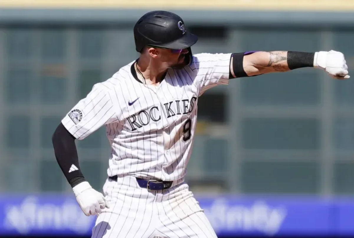 10 de abril de 2025; Denver, Colorado, EE. UU.; El jardinero de los Rockies de Colorado, Brenton Doyle (9), reacciona tras un doblete de dos carreras contra los Cerveceros de Milwaukee en el Coors Field. Crédito obligatorio: Ron Chenoy-Imagn Images