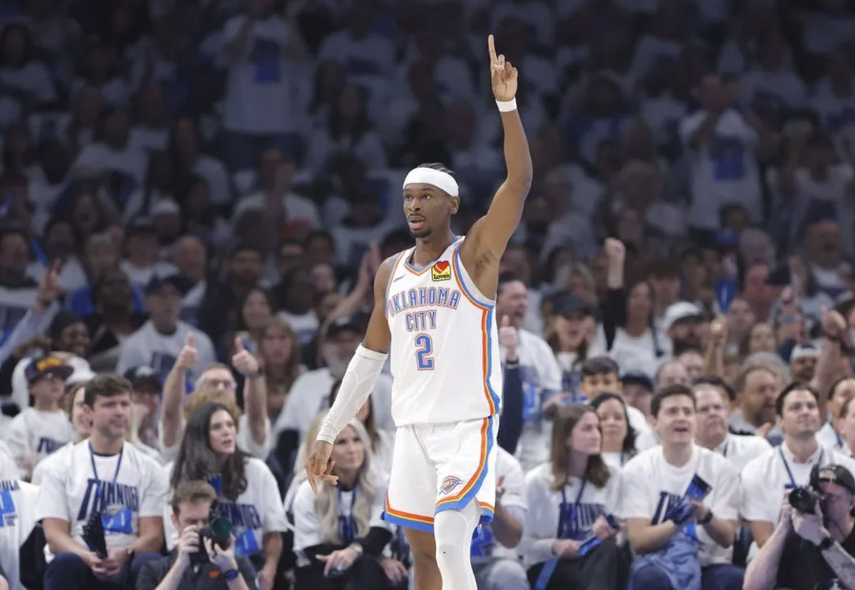 20 de abril de 2025; Oklahoma City, Oklahoma, EE. UU.; El base del Oklahoma City Thunder, Shai Gilgeous-Alexander (2), hace un gesto tras una jugada contra los Memphis Grizzlies durante el primer cuarto en el Paycom Center. Crédito obligatorio: Alonzo Adams-Imagn Images