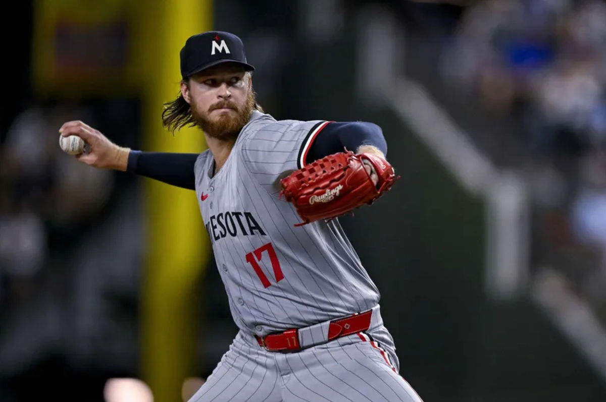 15 de agosto de 2024; Arlington, Texas, EE. UU.; El lanzador abridor de los Mellizos de Minnesota, Bailey Ober (17), lanza contra los Rangers de Texas durante la tercera entrada en el Globe Life Field. Crédito obligatorio: Jerome Miron-USA TODAY Sports