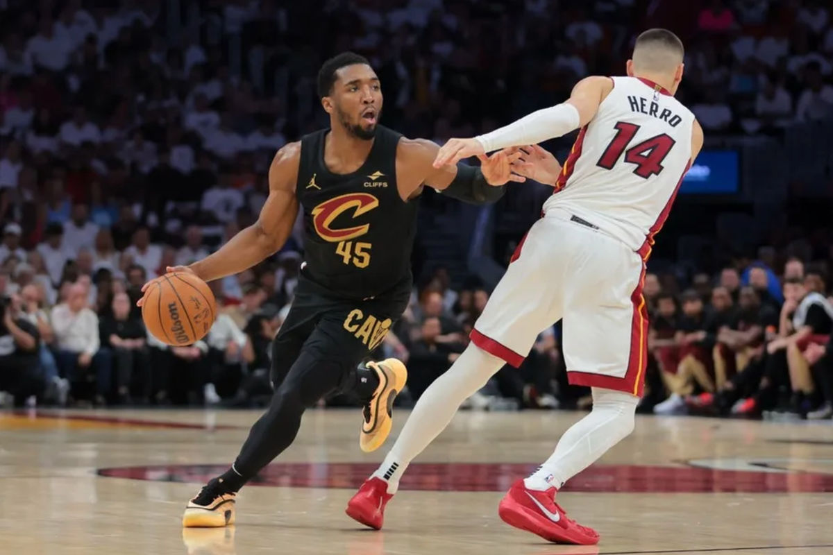 28 de abril de 2025; Miami, Florida, EE. UU.; El base de los Cleveland Cavaliers, Donovan Mitchell (45), dribla el balón mientras el base de los Miami Heat, Tyler Herro (14), defiende en el segundo cuarto del cuarto partido de la primera ronda de los Playoffs de la NBA 2025 en el Kaseya Center. Crédito obligatorio: Sam Navarro-Imagn Images
