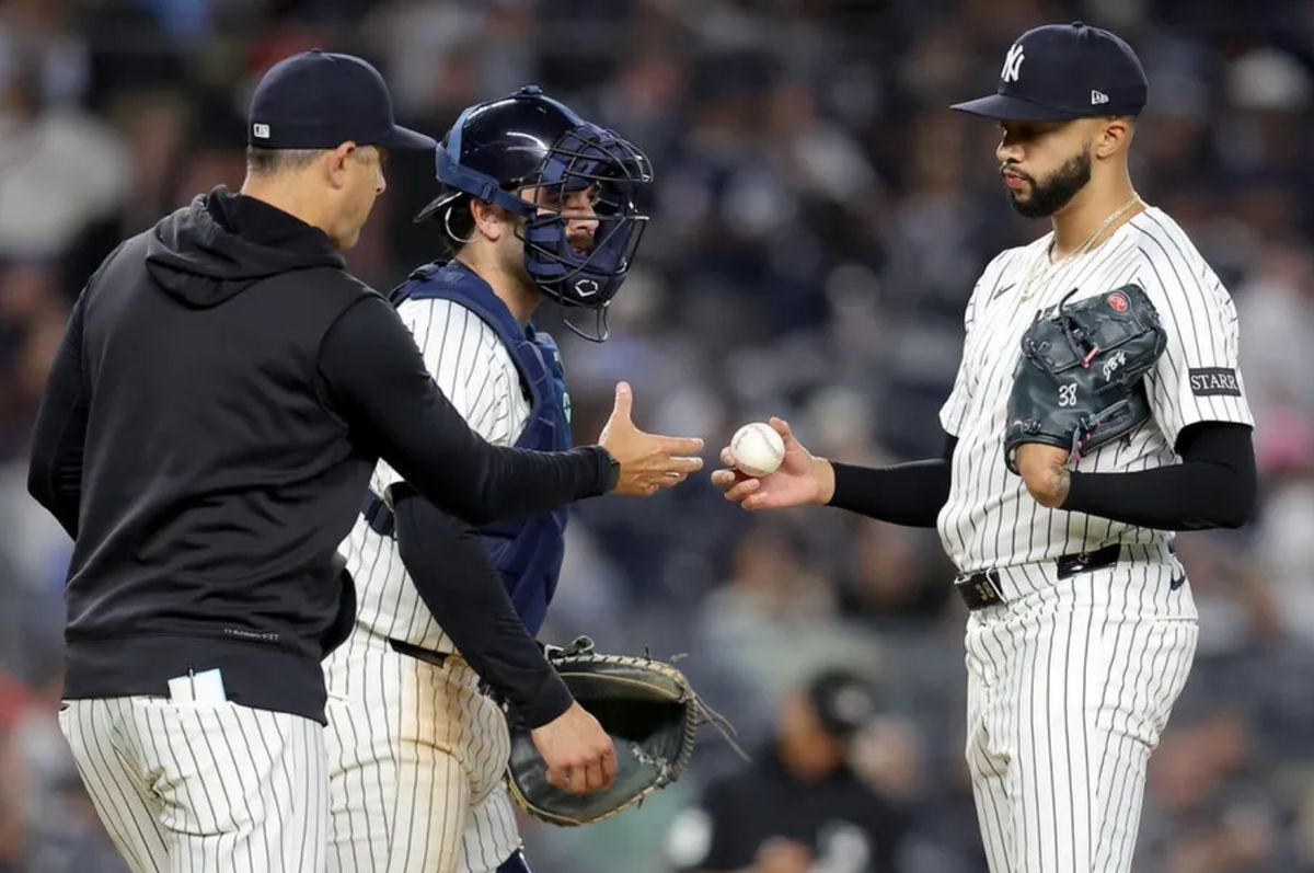 25 de abril de 2025; Bronx, Nueva York, EE. UU.; El mánager de los Yankees de Nueva York, Aaron Boone (17), recibe la pelota del relevista Devin Williams (38) durante un cambio de lanzador en la novena entrada contra los Azulejos de Toronto en el Yankee Stadium. Crédito obligatorio: Brad Penner-Imagn Images