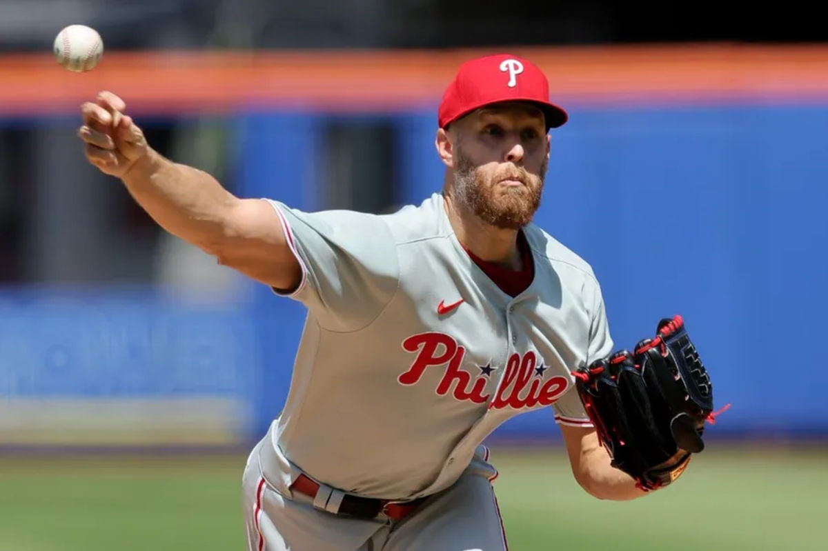 23 de abril de 2025; Nueva York, EE. UU.; El lanzador abridor de los Filis de Filadelfia, Zack Wheeler (45), lanza contra los Mets de Nueva York durante la tercera entrada en el Citi Field. Crédito obligatorio: Brad Penner-Imagn Images