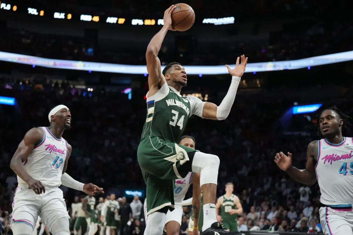 5 de abril de 2025; Miami, Florida, EE. UU.; El alero de los Milwaukee Bucks, Giannis Antetokounmpo (34), intenta una volcada en tiempo extra, seguido por el pívot del Miami Heat, Bam Adebayo (13), en el Kaseya Center. Crédito obligatorio: Jim Rassol-Imagn Images.