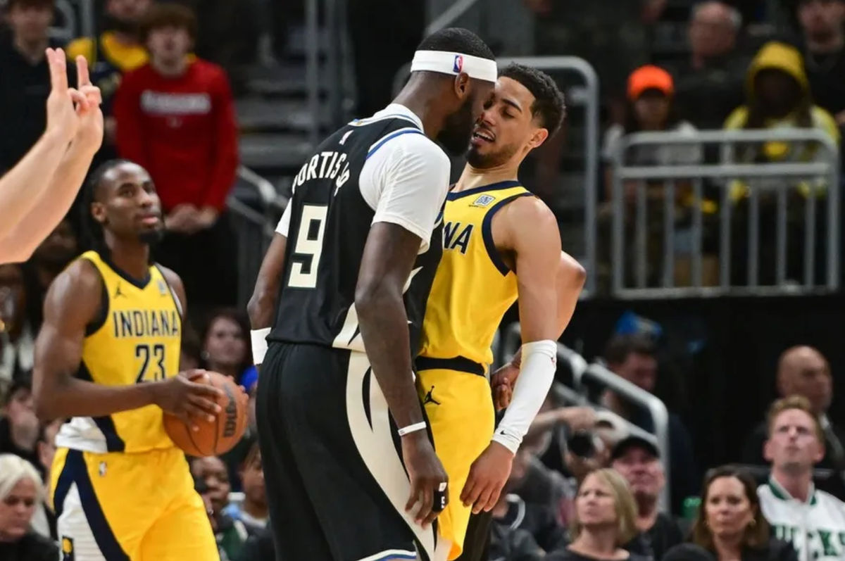 27 de abril de 2025; Milwaukee, Wisconsin, EE. UU.; El alero de los Milwaukee Bucks, Bobby Portis (9), le dio un cabezazo al base de los Indiana Pacers, Tyrese Haliburton (0), en el segundo cuarto del cuarto partido de la primera ronda de los Playoffs de la NBA 2024 en el Fiserv Forum. Crédito obligatorio: Benny Sieu-Imagn Images