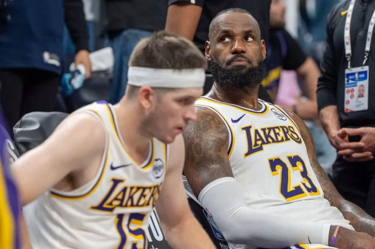 27 de abril de 2025; Minneapolis, Minnesota, EE. UU.; El alero de Los Angeles Lakers, LeBron James (23), reacciona a una repetición que confirma que cometió una falta contra el base de los Minnesota Timberwolves, Anthony Edwards (5), en el último cuarto del cuarto partido de la primera ronda de los Playoffs de la NBA de 2025 en el Target Center. Crédito obligatorio: Matt Blewett-Imagn Images.