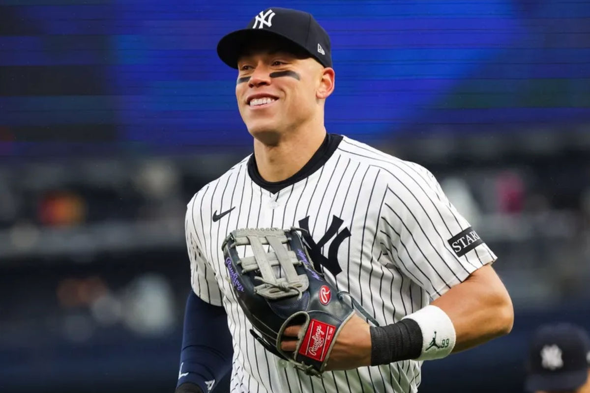 12 de abril de 2025; Bronx, Nueva York, EE. UU.; El jardinero de los Yankees de Nueva York, Aaron Judge (99), reacciona tras atrapar un elevado contra los Gigantes de San Francisco durante la octava entrada en el Yankee Stadium. Crédito obligatorio: Tom Horak-Imagn Images