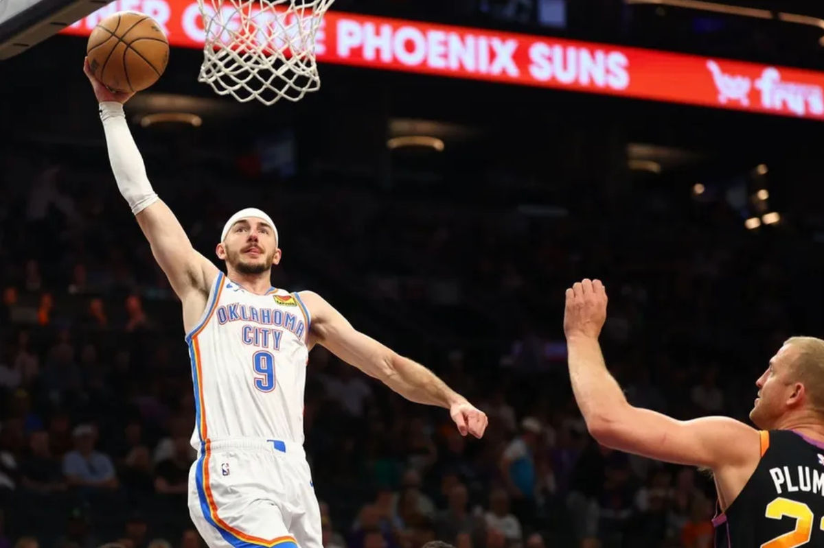 9 de abril de 2025; Phoenix, Arizona, EE. UU.; El base del Oklahoma City Thunder, Alex Caruso (9), lanza contra los Phoenix Suns durante la segunda mitad en el Footprint Center. Crédito obligatorio: Mark J. Rebilas-Imagn Images