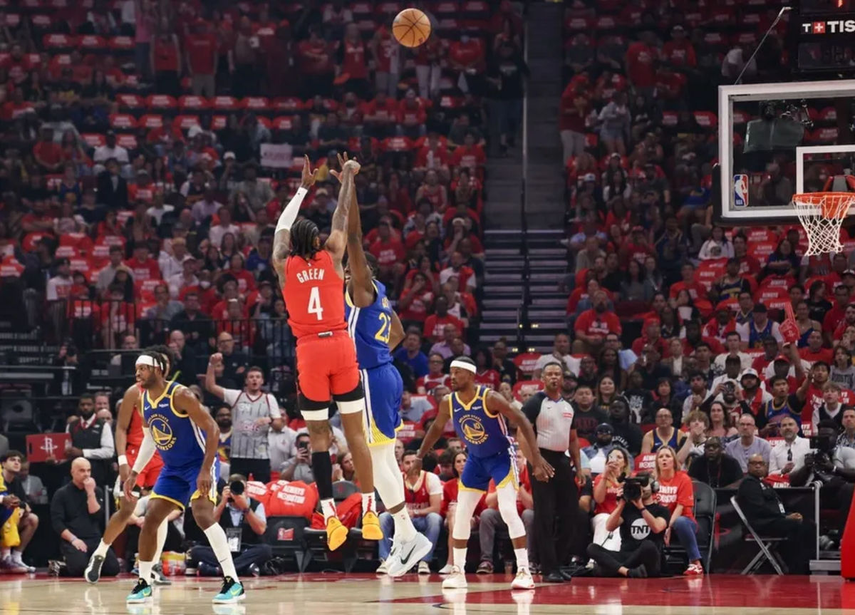 30 de abril de 2025; Houston, Texas, EE. UU.; El base de los Houston Rockets, Jalen Green (4), encesta un triple contra el alero de los Golden State Warriors, Draymond Green (23), en el primer cuarto del quinto partido de la primera ronda de los Playoffs de la NBA de 2025 en el Toyota Center. Crédito obligatorio: Thomas Shea-Imagn Images.