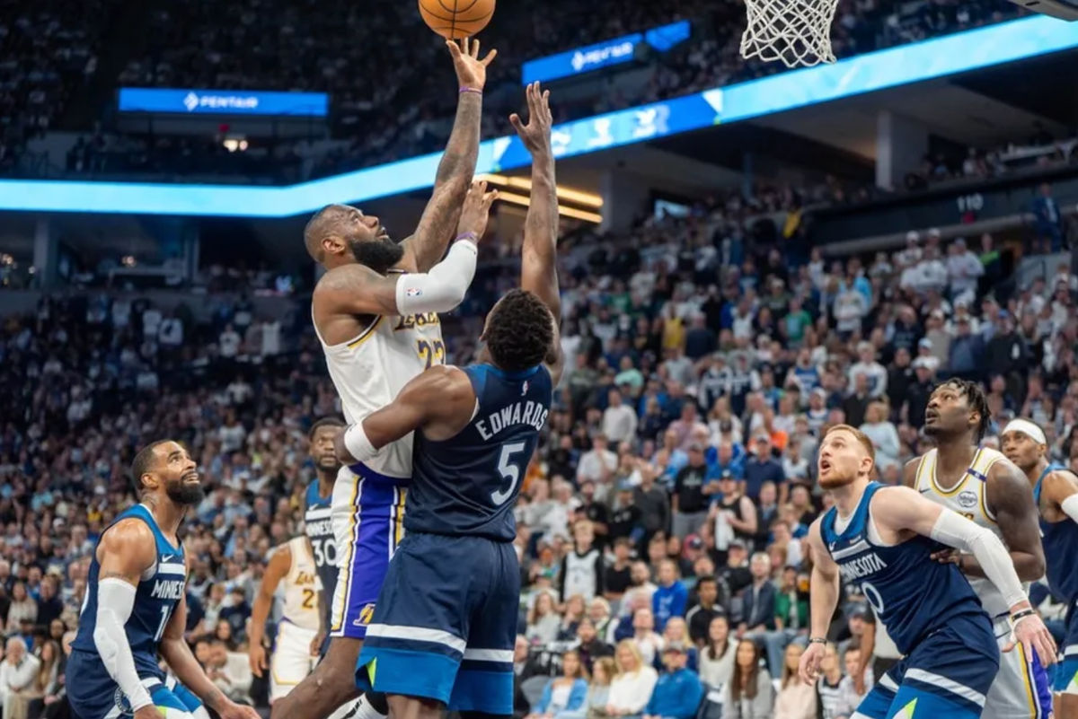 27 de abril de 2025; Minneapolis, Minnesota, EE. UU.; El alero de Los Angeles Lakers, LeBron James (23), lanza por encima del base de los Minnesota Timberwolves, Anthony Edwards (5), en el segundo cuarto del cuarto partido de la primera ronda de los Playoffs de la NBA de 2025 en el Target Center. Crédito obligatorio: Matt Blewett-Imagn Images