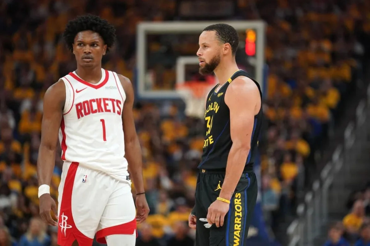 2 de maio de 2025; São Francisco, Califórnia, EUA; O ala do Houston Rockets, Amen Thompson (1), ao lado do armador do Golden State Warriors, Stephen Curry (30), durante um intervalo no segundo quarto do sexto jogo da primeira rodada dos playoffs da NBA de 2025, no Chase Center. Crédito obrigatório: Cary Edmondson-Imagn Images