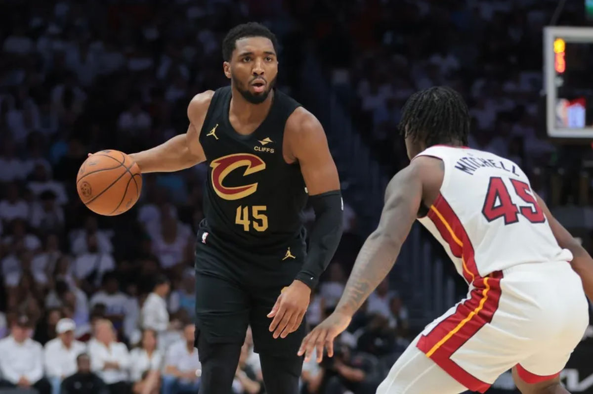 26 de abril de 2025; Miami, Florida, EE. UU.; El base de los Cleveland Cavaliers, Donovan Mitchell (45), dribla el balón mientras el base de los Miami Heat, Davion Mitchell (45), defiende en el primer cuarto del tercer partido de la primera ronda de los Playoffs de la NBA 2024 en el Kaseya Center. Crédito obligatorio: Sam Navarro-Imagn Images