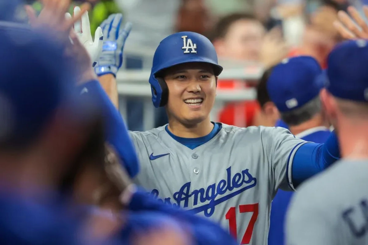 5 de mayo de 2025; Miami, Florida, EE. UU.; El bateador designado de los Dodgers de Los Ángeles, Shohei Ohtani (17), celebra con sus compañeros tras conectar un jonrón de dos carreras contra los Marlins de Miami durante la quinta entrada en el LoanDepot Park. Crédito obligatorio: Sam Navarro-Imagn Images.