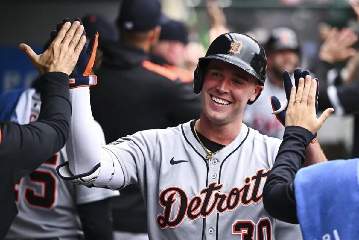 4 de mayo de 2025; Anaheim, California, EE. UU.; El jardinero de los Tigres de Detroit, Kerry Carpenter (30), celebra con sus compañeros tras conectar un jonrón de tres carreras contra los Angelinos de Los Ángeles durante la sexta entrada en el Angel Stadium. Crédito obligatorio: Jonathan Hui-Imagn Images