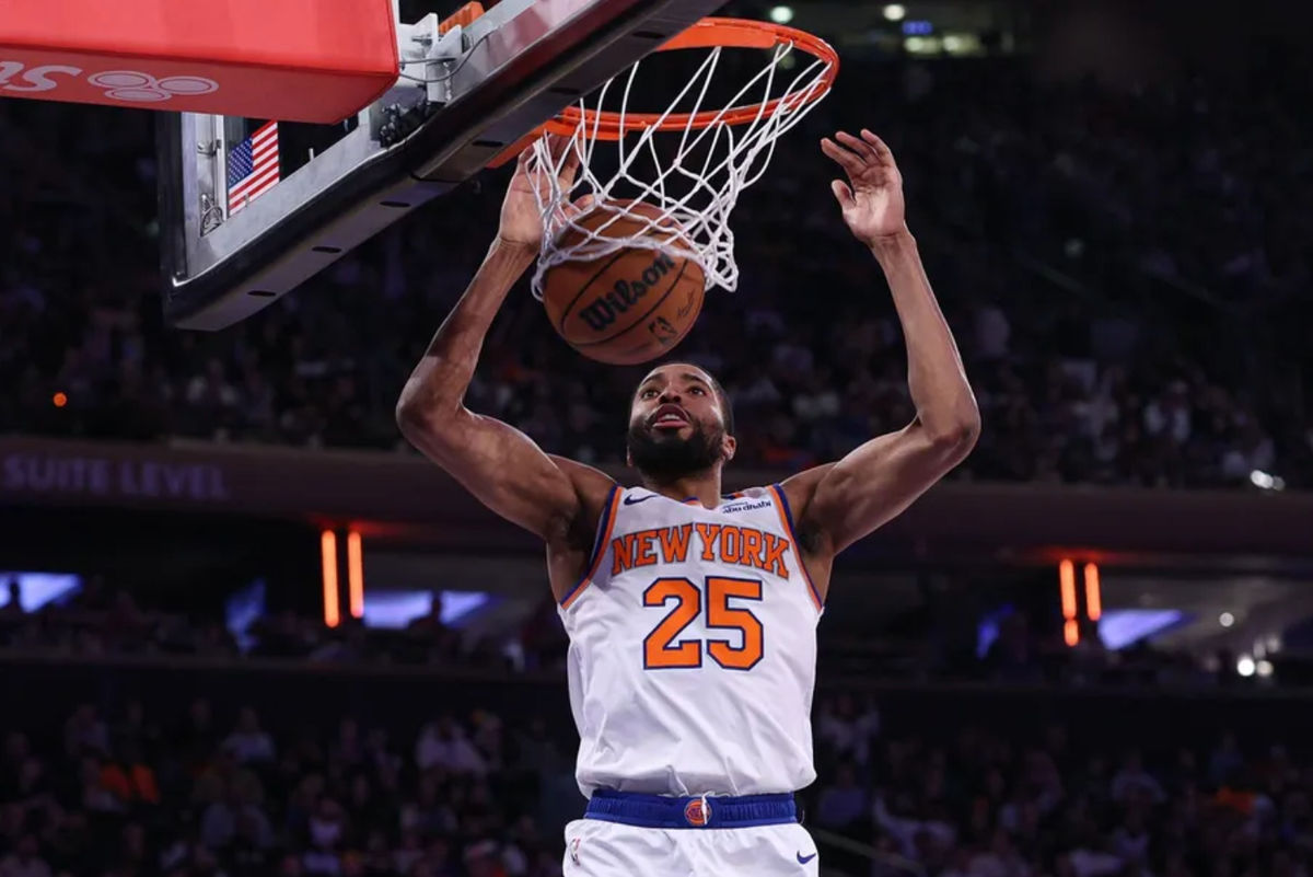 20 de enero de 2025; Nueva York, EE. UU.; El alero de los New York Knicks, Mikal Bridges (25), clava el balón durante la primera mitad contra los Atlanta Hawks en el Madison Square Garden. Crédito obligatorio: Vincent Carchietta-Imagn Images