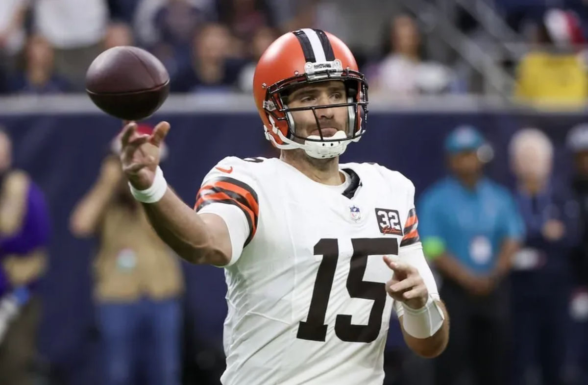 24 de diciembre de 2023; Houston, Texas, EE. UU.; El mariscal de campo de los Cleveland Browns, Joe Flacco (15), lanza contra los Houston Texans en el primer cuarto en el NRG Stadium. Créditos: Thomas Shea-USA TODAY Sports