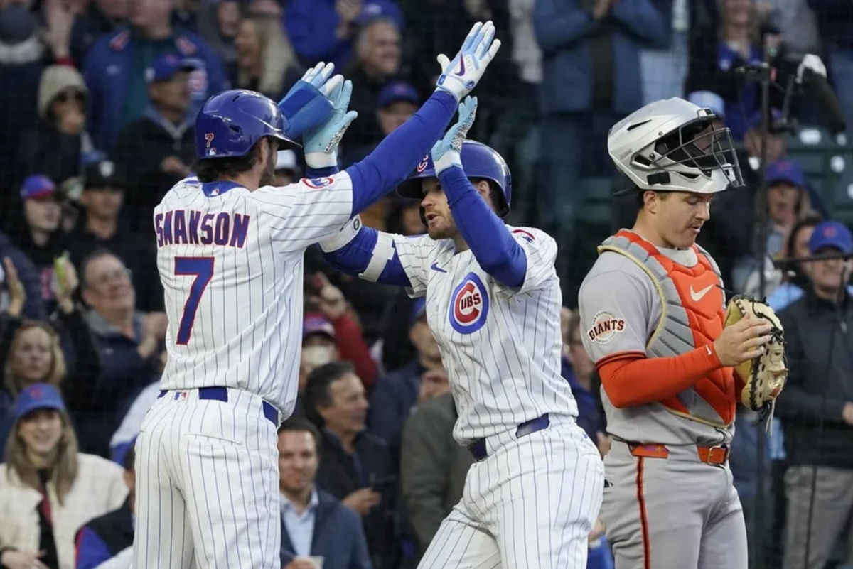 5 de mayo de 2025; Chicago, Illinois, EE. UU.; El jardinero de los Chicago Cubs, Ian Happ (8), es recibido por el campocorto Dansby Swanson (7) tras conectar un jonrón de dos carreras contra los San Francisco Giants durante la tercera entrada en el Wrigley Field. Crédito obligatorio: David Banks-Imagn Images