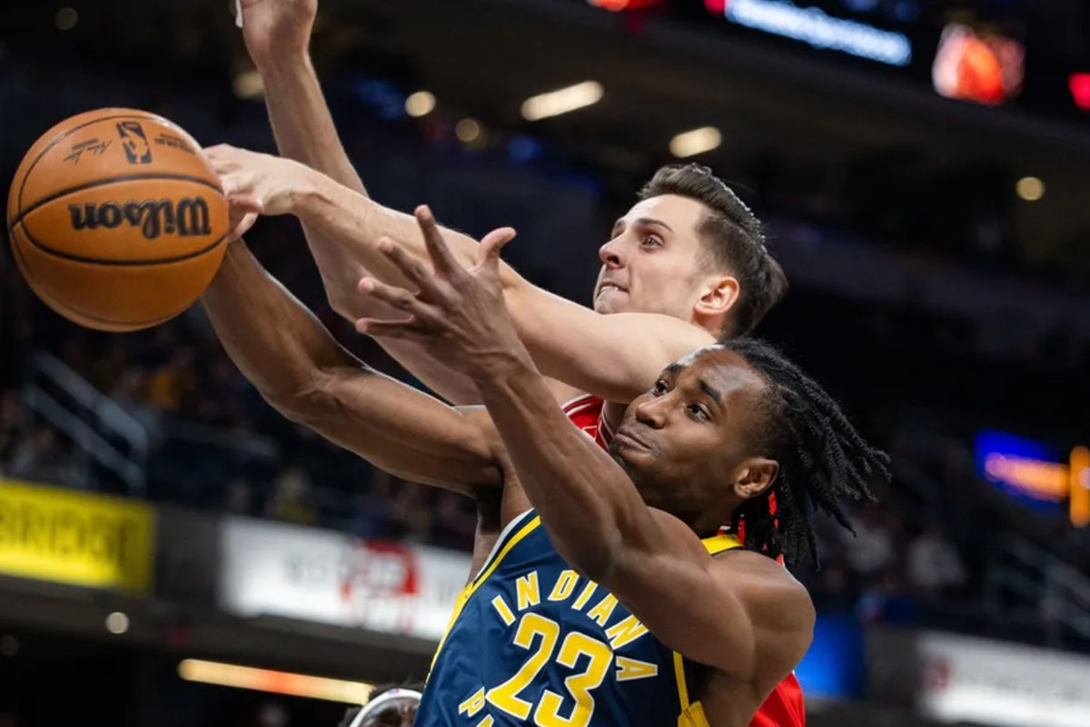 2 de marzo de 2025; Indianápolis, Indiana, EE. UU.; El delantero de los Chicago Bulls, Zach Collins (12), y el delantero de los Indiana Pacers, Aaron Nesmith (23), luchan por un rebote en la primera mitad en el Gainbridge Fieldhouse. Crédito obligatorio: Trevor Ruszkowski-Imagn Images