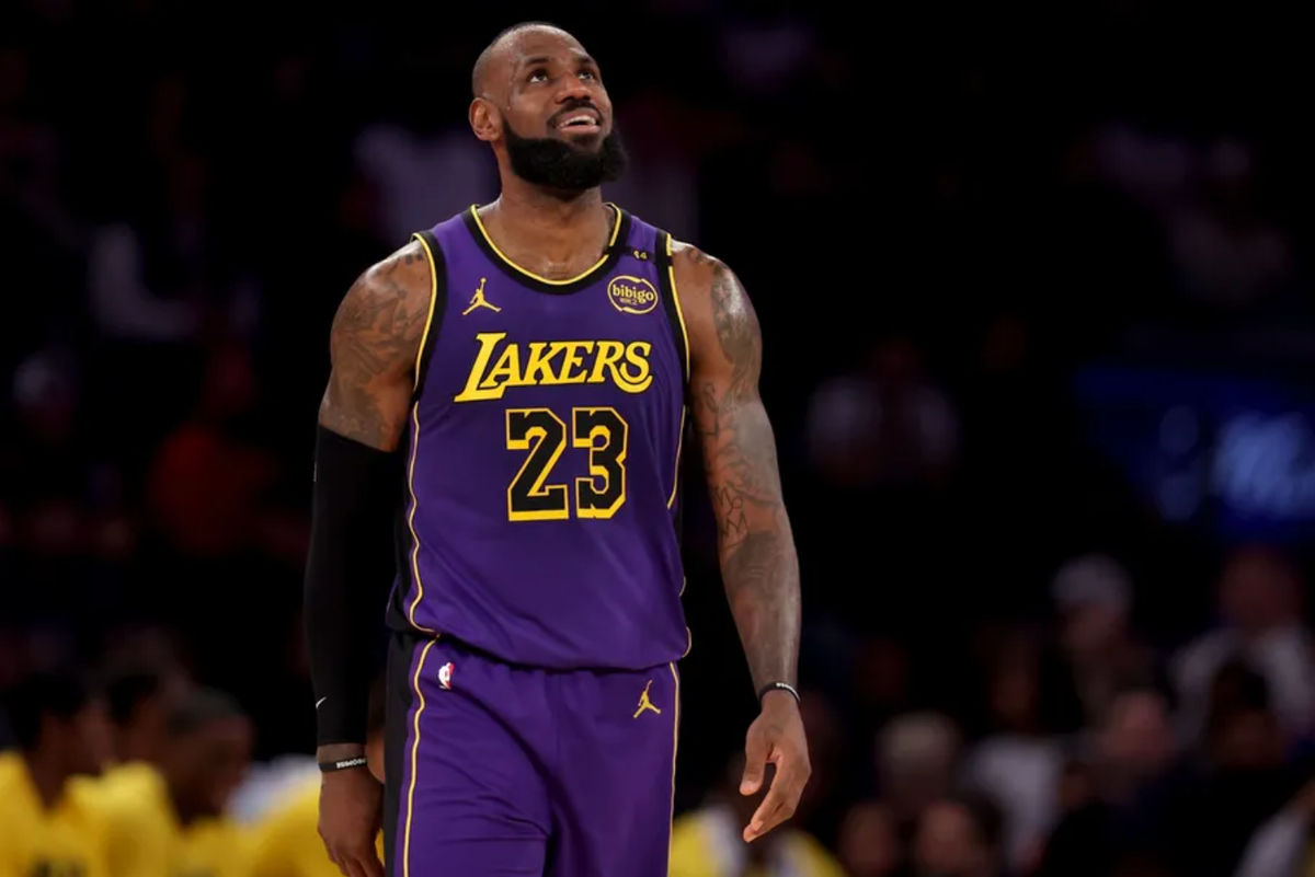 1 de febrero de 2025; Nueva York, EE. UU.; El alero de Los Ángeles Lakers, LeBron James (23), reacciona durante el segundo cuarto contra los New York Knicks en el Madison Square Garden. Crédito obligatorio: Brad Penner-Imagn Images