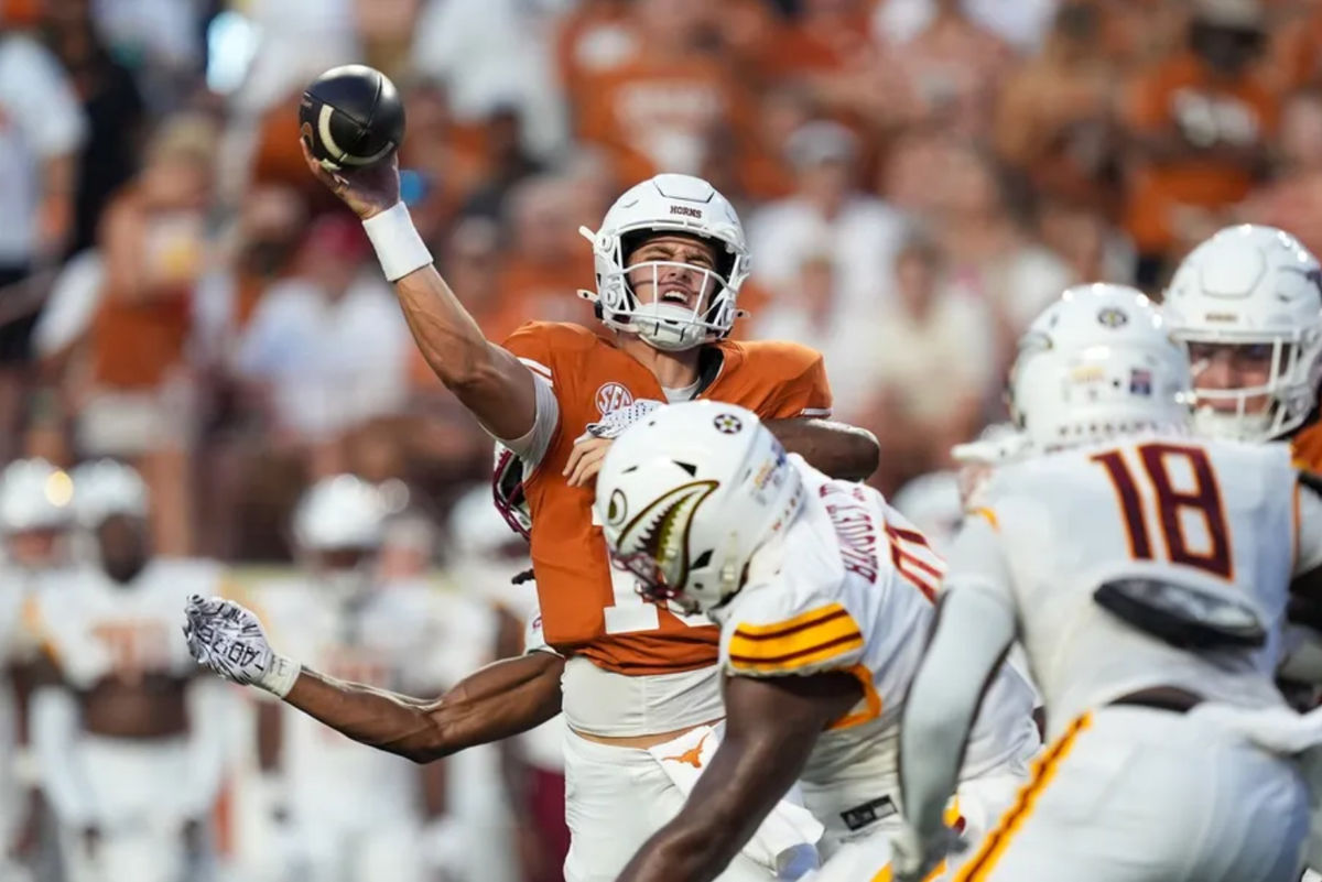 21 de septiembre de 2024; Austin, Texas, EE. UU.; El mariscal de campo de los Texas Longhorns, Arch Manning (16), fue golpeado al lanzar un pase contra los Louisiana Monroe Warhawks en la primera mitad en el Estadio Darrell K Royal-Texas Memorial. Crédito obligatorio: Daniel Dunn-Imagn Images