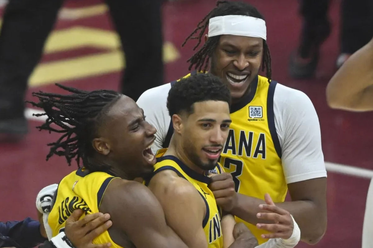 6 de mayo de 2025; Cleveland, Ohio, EE. UU.; El base de los Indiana Pacers, Tyrese Haliburton (centro), celebra la canasta de tres puntos de la victoria con el alero Aaron Nesmith (23) y el pívot Myles Turner (33) tras el segundo partido de la segunda ronda de los Playoffs de la NBA de 2025 contra los Cleveland Cavaliers en el Rocket Arena. Crédito obligatorio: David Richard-Imagn Images.