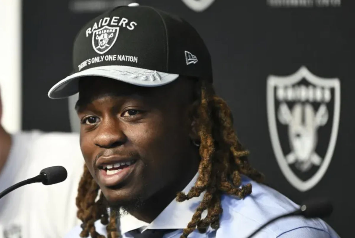 25 de abril de 2025; Henderson, Nevada, EE. UU.; Ashton Jeanty, seleccionado en la primera ronda del Draft de la NFL de 2025 por los Raiders de Las Vegas, habla con los medios en el Centro de Rendimiento Intermountain Health. Crédito obligatorio: Candice Ward-Imagn Images.