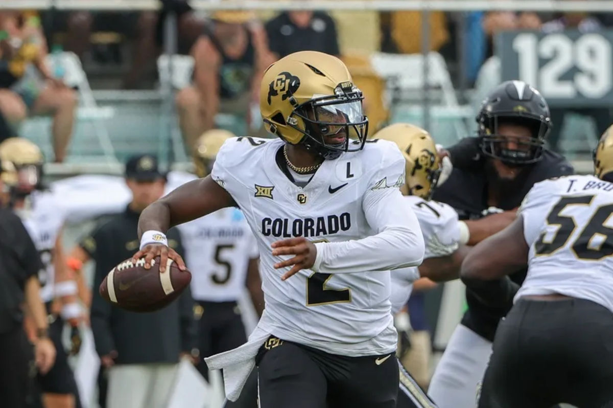 28 de septiembre de 2024; Orlando, Florida, EE. UU.; El mariscal de campo de los Colorado Buffaloes, Shedeur Sanders (2), se lanza para lanzar contra los UCF Knights durante el primer cuarto en el FBC Mortgage Stadium. Crédito obligatorio: Mike Watters-Imagn Images