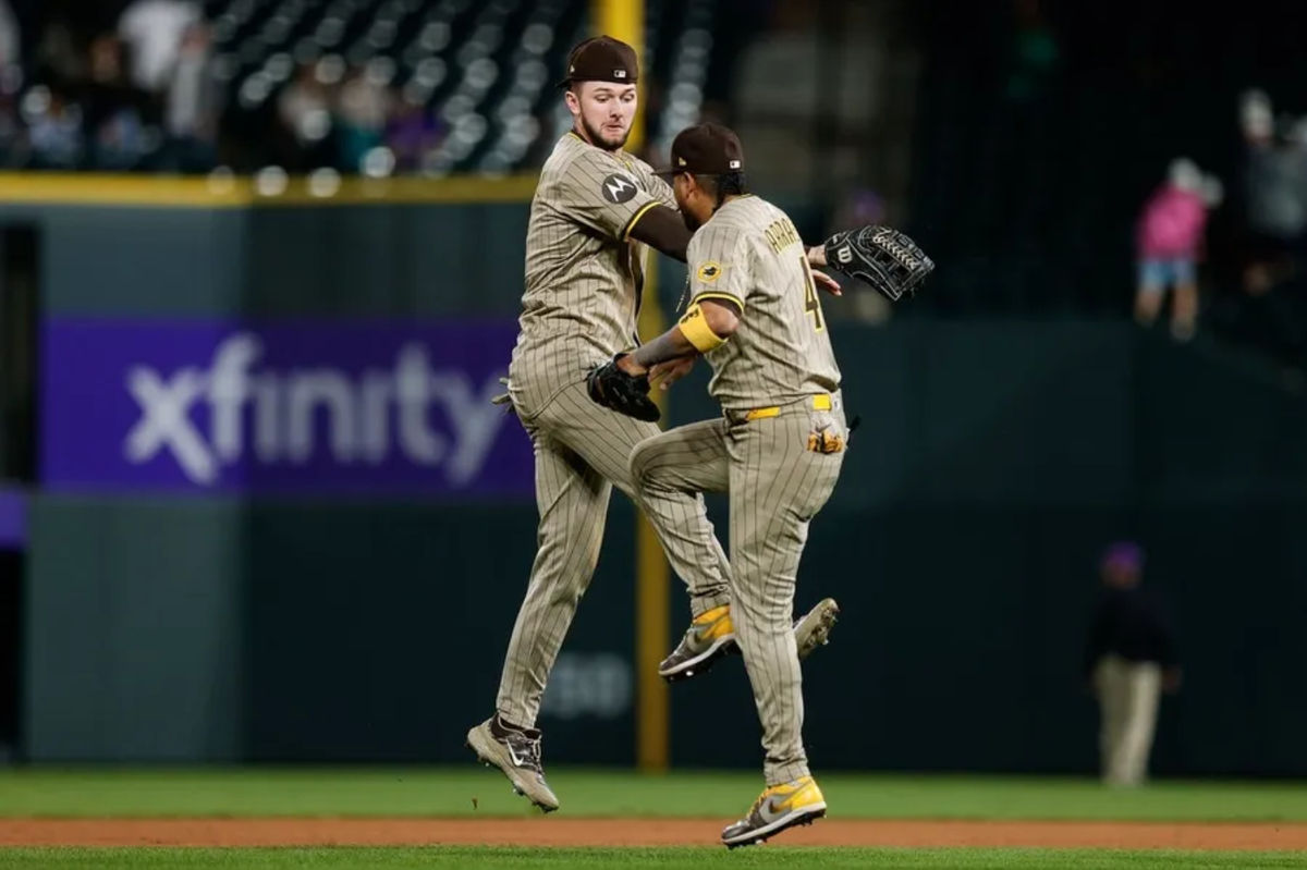 9 de mayo de 2025; Denver, Colorado, EE. UU.; El jardinero central de los Padres de San Diego, Jackson Merrill (3), celebra con el primera base Luis Arraez (4) tras el partido contra los Rockies de Colorado en el Coors Field. Crédito obligatorio: Isaiah J. Downing-Imagn Images