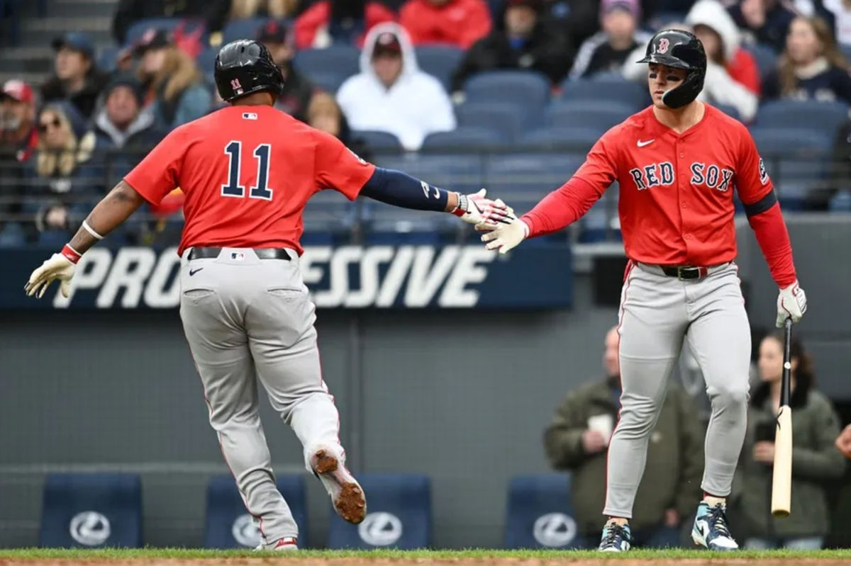 26 de abril de 2025; Cleveland, OH, EE. UU.; El bateador designado de los Boston Red Sox, Rafael Devers (11), celebra con el primera base Romy González (23) tras anotar en la segunda entrada contra los Cleveland Guardians en el Progressive Field. Crédito obligatorio: Ken Blaze-Imagn Images